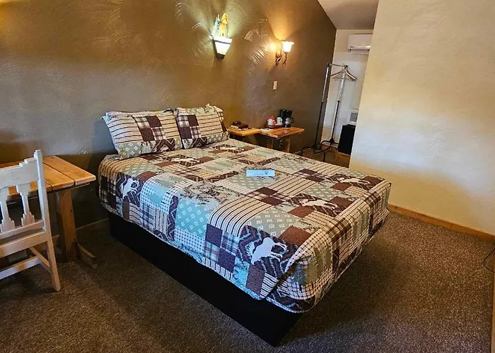 Nine Pines Motel *
