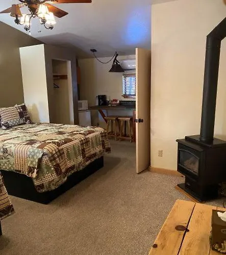 Nine Pines Motel *